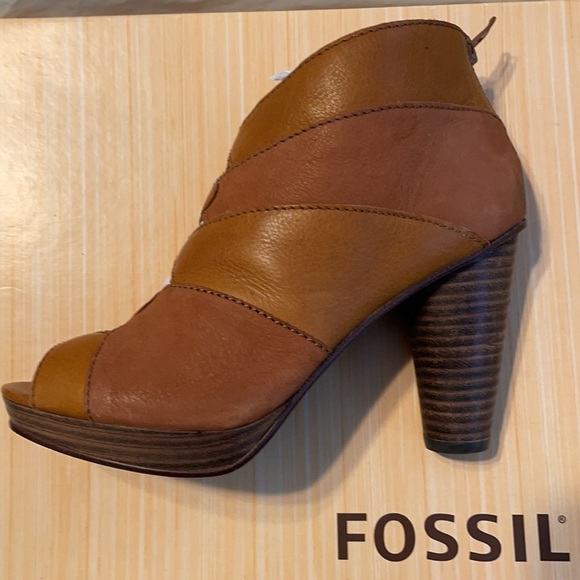 FOSSIL two tone peep toe bootie. - Picture 4 of 6